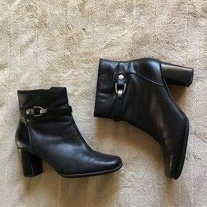 9 & Co 8M Phillipek bootie. Leather upper, manmade sole